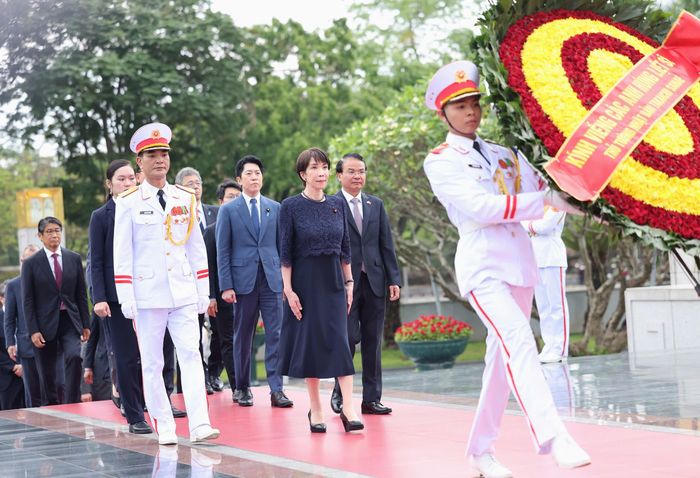 Thủ tướng Nhật Bản Takaichi Sanae đặt vòng hoa tại Đài tưởng niệm các Anh hùng liệt sĩ, đường Bắc Sơn, Hà Nội, chiều 2-5. Ảnh: QUANG PHÚC