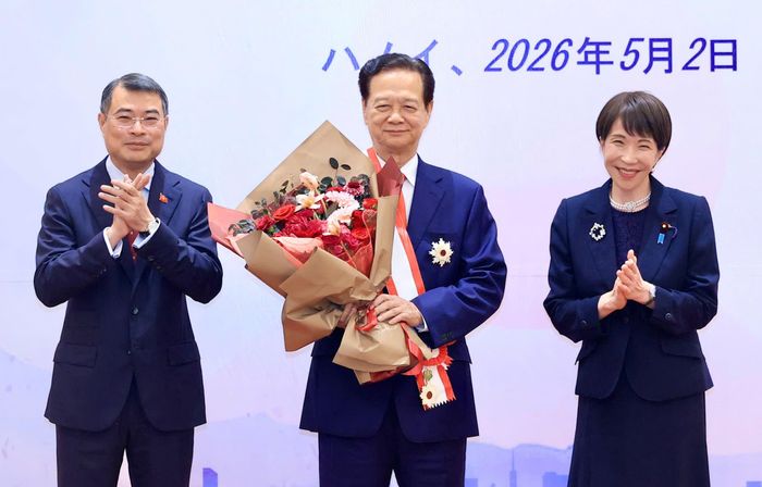 Thủ tướng Lê Minh Hưng tặng hoa chúc mừng và Thủ tướng Takaichi Sanae trao Huân chương Mặt trời mọc hạng nhất Đại thập tự của Nhà nước Nhật Bản tặng nguyên Thủ tướng Nguyễn Tấn Dũng, tối 2-5. Ảnh: VIẾT CHUNG