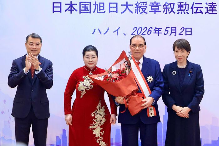 Thủ tướng Lê Minh Hưng tặng hoa chúc mừng và Thủ tướng Takaichi Sanae trao Huân chương Mặt trời mọc hạng nhất Đại thập tự của Nhà nước Nhật Bản tặng nguyên Tổng Bí thư Nông Đức Mạnh, tối 2-5. Ảnh: VIẾT CHUNG