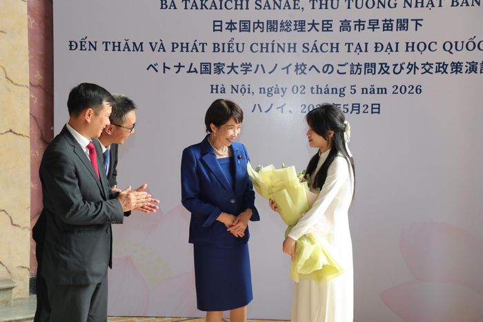 Thủ tướng Nhật Bản Takaichi Sanae và sinh viên Đại học Quốc gia Hà Nội