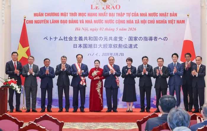 Thủ tướng Lê Minh Hưng và Thủ tướng Nhật Bản Takaichi Sanae chủ trì Lễ trao Huân chương Mặt trời mọc hạng nhất Đại thập tự của Nhà nước Nhật Bản cho các đồng chí nguyên lãnh đạo Đảng, Nhà nước Việt Nam, tối 2-5. Ảnh: VIẾT CHUNG