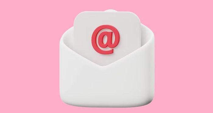 Nhiều giả thuyết cho rằng @ bắt nguồn từ chữ “ad” trong tiếng Latin, được các thư ký thời Trung cổ rút gọn để tiết kiệm thời gian khi chép tay văn bản.
