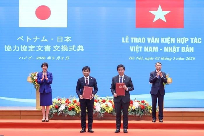 Thủ tướng Lê Minh Hưng và Thủ tướng Takaichi Sanae chứng kiến trao Bản ghi nhớ giữa Bộ Khoa học và Công nghệ Việt Nam và Bộ Nội vụ và Truyền thông Nhật Bản về hợp tác trong lĩnh vực công nghệ thông tin, truyền thông và chuyển đổi số.
