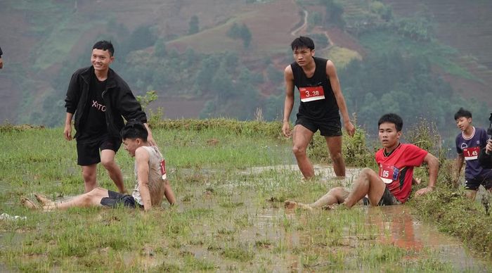 Nhiều vận động viên kiệt sức sau khi cán đích.