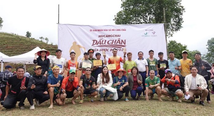  Ông Giàng A Tạng - Phó Chủ tịch UBND xã Mù Cang Chải - đánh giá: “Dù là lần đầu tổ chức, nhưng giải đã nhận được sự hưởng ứng tích cực từ các vận động viên và du khách. Đây sẽ là tiền đề quan trọng để địa phương tiếp tục duy trì, phát triển thành giải đấu thường niên, qua đó thu hút du khách, quảng bá hình ảnh và thúc đẩy phát triển kinh tế - du lịch”. Trong ảnh: Ban tổ chức trao giải cho các vận động viên xuất sắc. 