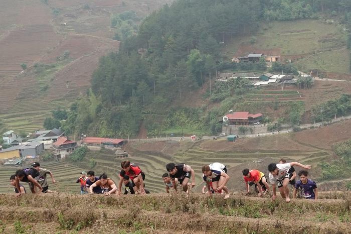 Không khí sôi động, kịch tính xuất hiện ngay từ vạch xuất phát.