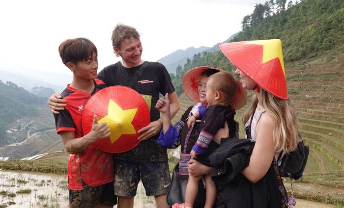 Chị Alizeé, du khách đến từ Pháp bày tỏ: “Tôi có những trải nghiệm rất tuyệt vời tại đây. Con người Mù Cang Chải rất thân thiện. Họ nhỏ bé nhưng vô cùng khỏe mạnh. Chúng tôi thực sự khâm phục nghị lực và sự chăm chỉ của họ.”