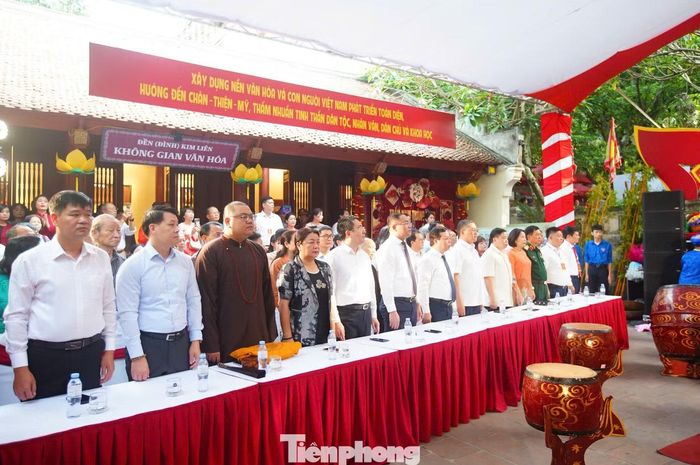 Các đại biểu tham dự lễ khai mạc Lễ hội truyền thống di tích Thăng Long tứ trấn đền Kim Liên.