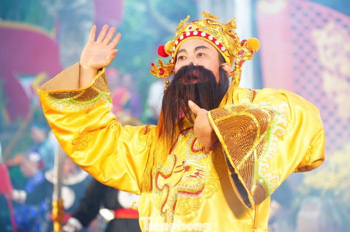 Vua cùng quan triều khẩn cầu thần phù trợ, và sau mười ngày, việc dẹp loạn đã thành công. Để tỏ lòng biết ơn, vua Lê Tương Dực cho xây dựng đền thờ thần Cao Sơn tại Phụng Hóa, sau đó năm 1509, cho xây dựng lại đền thờ quy mô hơn ở phường Kim Hoa gần Thăng Long - chính là tiền thân của đền Kim Liên ngày nay.