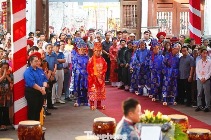 Ngày hội chính hút đông đảo công chúng, du khách thập phương tham dự.