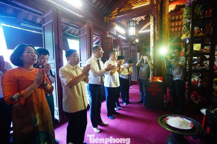 Sau nghi thức đọc chúc văn, các đại biểu dâng hương trong đền Kim Liên.