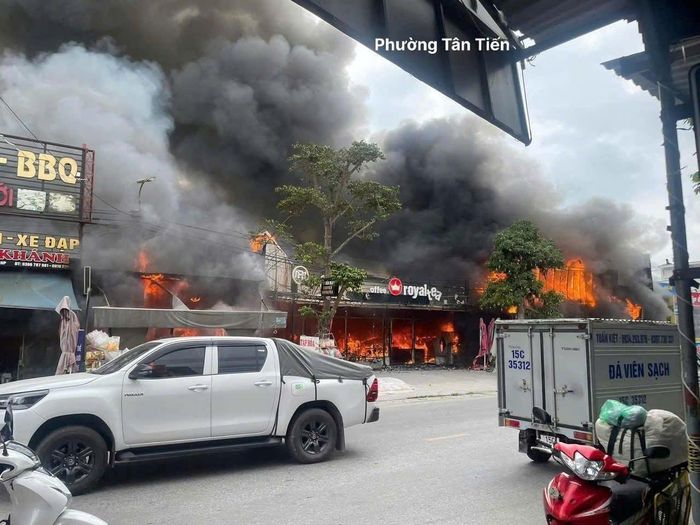 Vụ hỏa hoạn có nguy cơ lan rộng sang khu dân cư đông đúc nhưng đã được dập tắt kịp thời.