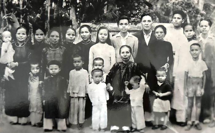 Bà Phượng chụp ảnh cùng gia đình trước 5 ngày trốn nhà tham gia hoạt động cách mạng. Ảnh: NVCC