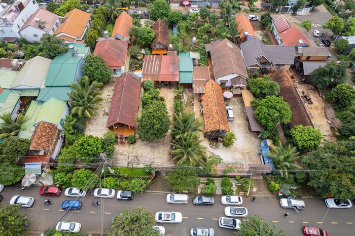 Những ngôi nhà dài truyền thống dưới tán cây xanh ở buôn Ako Dhông tạo không gian yên bình giữa phố thị