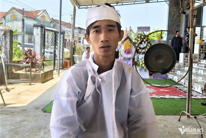 Anh Dương Anh Hoàng (anh trai đầu của em Kiệt) đau buồn kể lại sự việc. Ảnh: Hà Nam