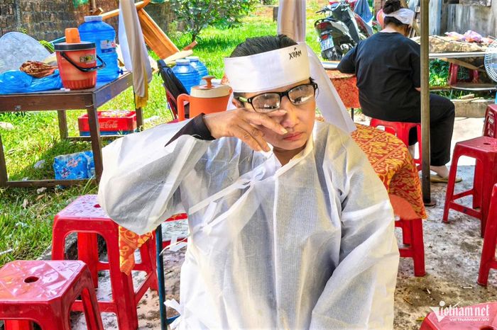 Bà Nguyễn Thị Xuân suy sụp trước nỗi đau mất con. Ảnh: Hà Nam