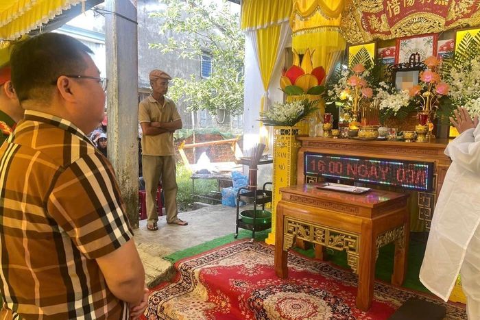 Lãnh đạo xã Thăng Điền đến thăm hỏi, chia buồn cùng gia đình em Trần Hữu Trí. Ảnh: Công Sơn