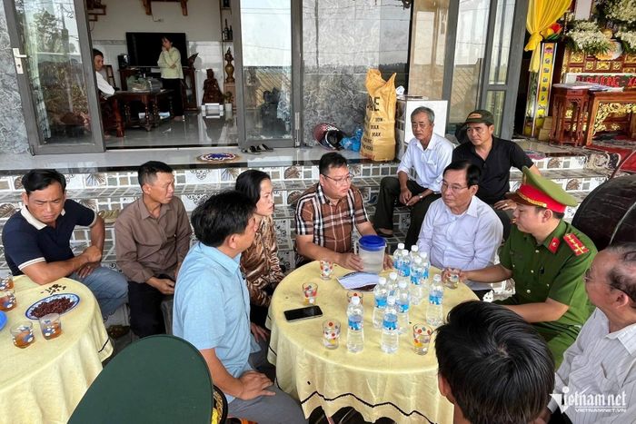 Chính quyền địa phương đến chia buồn, động viên gia đình em Kiệt. Ảnh: Công Sơn