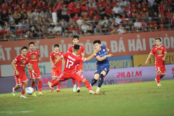 Đình Bắc trong vòng vây các cầu thủ Hải Phòng - Ảnh: B.L