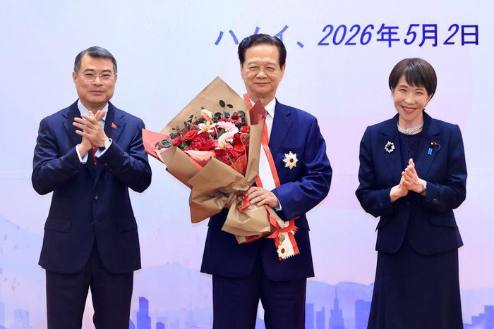 Thủ tướng Lê Minh Hưng tặng hoa, Thủ tướng Nhật Bản Sanae Takaichi trao Huân chương Mặt trời mọc hạng nhất Đại thập tự tặng nguyên Thủ tướng Nguyễn Tấn Dũng
