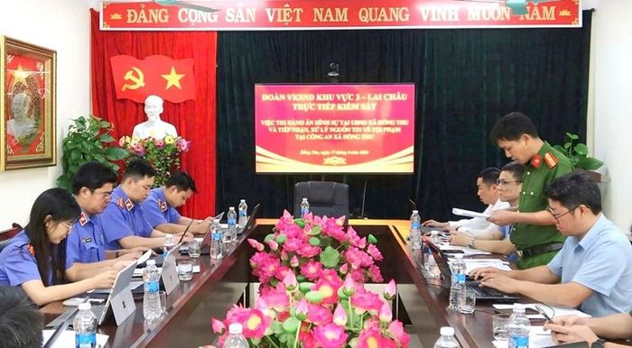  Đại diện Công an xã Hồng Thu báo cáo kết quả thi hành án hình sự.