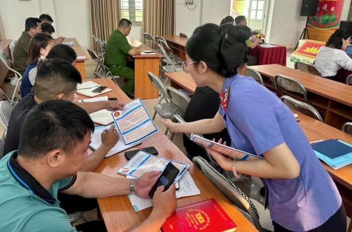  Tổ tuyên truyền phát tờ rơi và giao lưu với người dân.