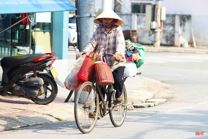 Những người thu nhặt ve chai với chiếc xe đạp đã cũ rong ruổi trên khắp các con phố, tìm kiếm vỏ lon, chai nhựa, bìa carton, sắt vụn... để bán. Số tiền không nhiều nhưng với họ là nguồn thu nhập chính để trang trải cuộc sống hằng ngày.