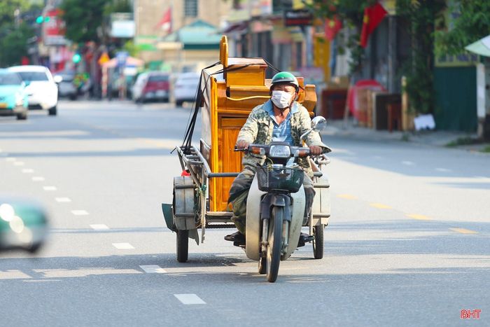 Trên các tuyến phố, những người làm nghề chở hàng thuê đang tất bật mưu sinh.