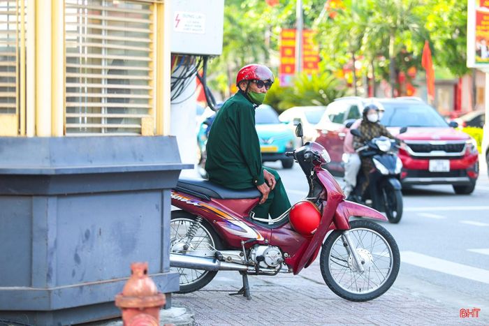 Giữa phố phường nhộn nhịp, bác tài xế xe ôm vẫn ngồi đó, lặng lẽ chờ một cái vẫy tay, như chờ một chút may mắn ghé qua trong ngày lễ.