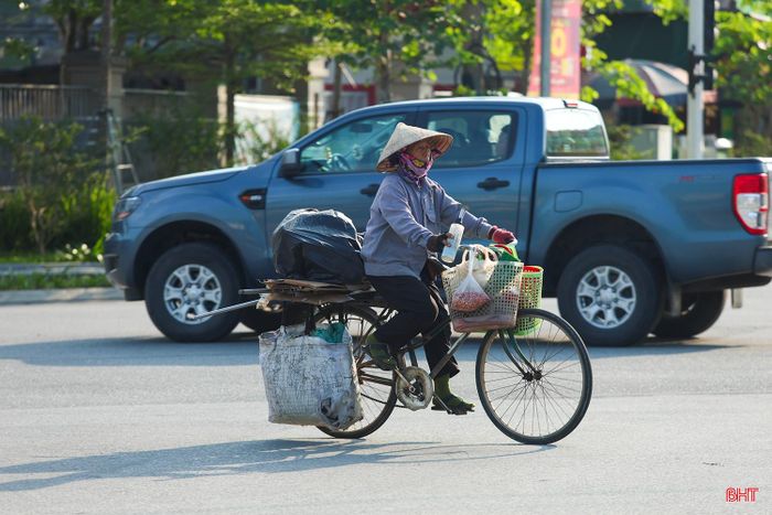 Trong những ngày lễ, khi nhiều người tận hưởng niềm vui sum vầy, vẫn có những con người lặng lẽ mưu sinh. Với họ, ngày lễ không khác ngày thường, bởi thu nhập phụ thuộc vào từng giờ lao động nên không thể ngừng nghỉ. Những giọt mồ hôi âm thầm kể câu chuyện về sự nhọc nhằn và bền bỉ.