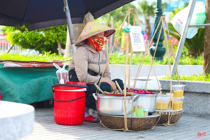 Người phụ nữ bán chè Huế trên đường Xuân Diệu ngóng chờ khách. Với họ, niềm vui thật đơn giản, chỉ là có nhiều khách mua, bán được hết hàng sớm để trở về với gia đình, nghỉ ngơi sau một ngày dài.