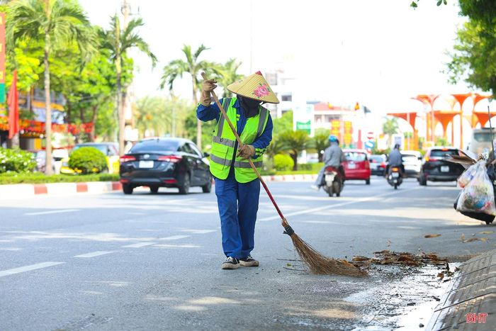  Công nhân vệ sinh môi trường của Công ty CP Môi trường và Công trình đô thị Hà Tĩnh lặng lẽ thu gom, dọn dẹp rác. Lượng rác thải những ngày lễ hơn gấp nhiều lần so với ngày thường khiến những người lao công rất vất vả để dọn dẹp. Chị Nguyễn Thị Hòa (SN 1985, trú phường Hà Huy Tập) chia sẻ: “Ngày lễ, ai cũng muốn nghỉ ngơi, quây quần bên gia đình, nhưng đặc thù công việc nên chúng tôi vẫn cố gắng hoàn thành nhiệm vụ. Dù vất vả, khi thấy các tuyến phố sạch đẹp, chúng tôi đều cảm thấy vui". 