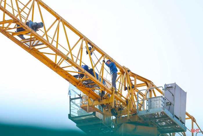 Trên các công trường xây dựng, các công nhân vẫn miệt mài làm việc để kịp tiến độ.