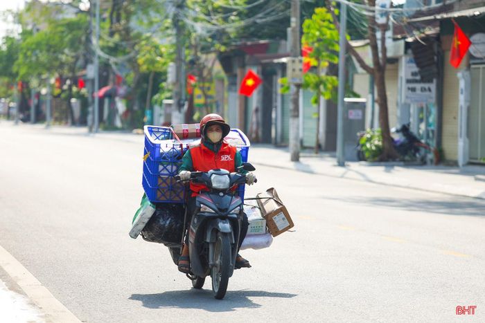 Những shipper như "chú ong chăm chỉ", len lỏi qua các tuyến phố để giao hàng cho khách.