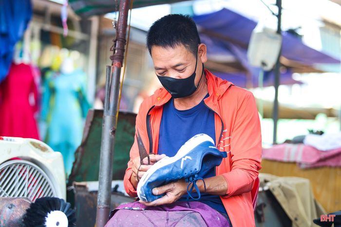 Những người thợ sửa giày dép cần mẫn sửa từng đôi giày cũ. Gánh nặng cơm áo khiến họ không thể dừng lại, chính sự bền bỉ ấy tạo nên một bức tranh đời sống rất thật trong những ngày lễ.