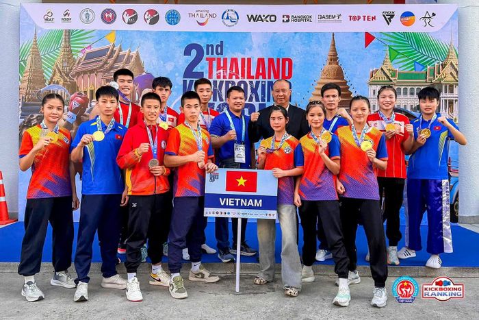 Ở tuổi 14, Nguyễn Trần Bảo Trâm (bên trái hàng đầu tiên) đã được triệu tập vào đội tuyển kickboxing trẻ quốc gia. Ảnh NVCC.