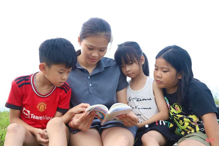Cùng anh chị dạo chơi, tận hưởng không khí thoáng mát và đọc truyện trên những triền đê vào buổi chiều, trẻ nhỏ tìm thấy những phút giây bình yên. Trong nhịp sống hiện đại, những trải nghiệm giản dị nơi đồng quê vì thế càng trở nên ý nghĩa đối với mỗi đứa trẻ.