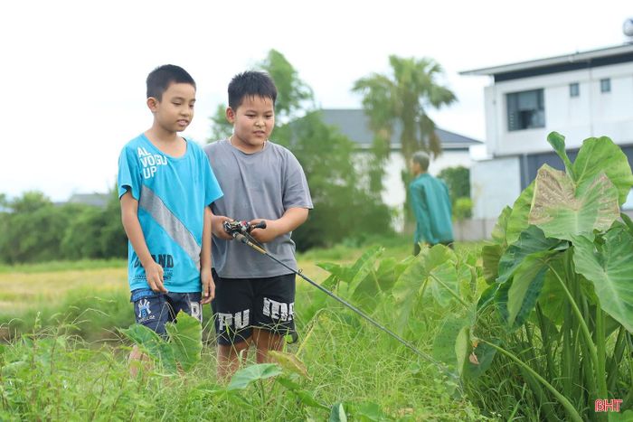 Buổi chiều trên đồng, những đứa trẻ hào hứng rủ nhau bắt cào cào, buông cần câu cá bên bờ mương. Những trò chơi dân dã, tưởng chừng quen thuộc ở làng quê, lại mang đến sự thích thú đặc biệt, giúp các em khám phá thiên nhiên và tận hưởng những phút giây tuổi thơ trong trẻo, khó quên.