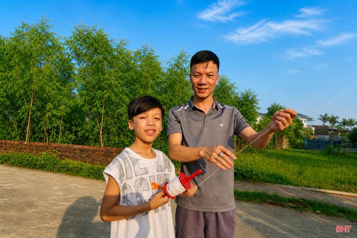  “Dịp nghỉ lễ, các điểm du lịch thường khá đông đúc nên tôi chọn đưa các con về quê để được vui chơi trong không gian thoáng đãng, trải nghiệm cuộc sống đồng quê và có thêm những kỷ niệm ý nghĩa bên gia đình” - anh Nguyễn Đình Dương (phường Thành Sen) cho biết. 