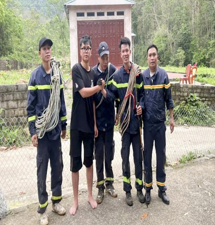 Niềm vui vỡ òa của các chiến sĩ Cảnh sát PCCC và CNCH khi tìm thấy nam sinh viên Nguyễn Tuấn Anh.