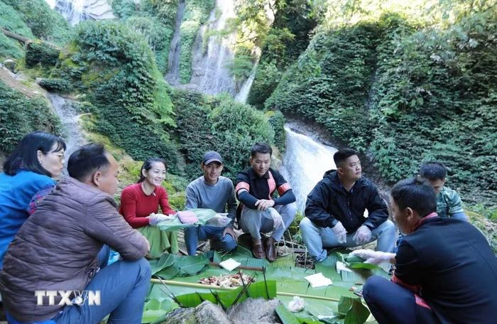 Khi du khách đến với thác Nậm Lúc sẽ được thưởng thức những món ăn ngon dân dã do chính người dân bản địa phục vụ. (Ảnh: Quý Trung/TTXVN)