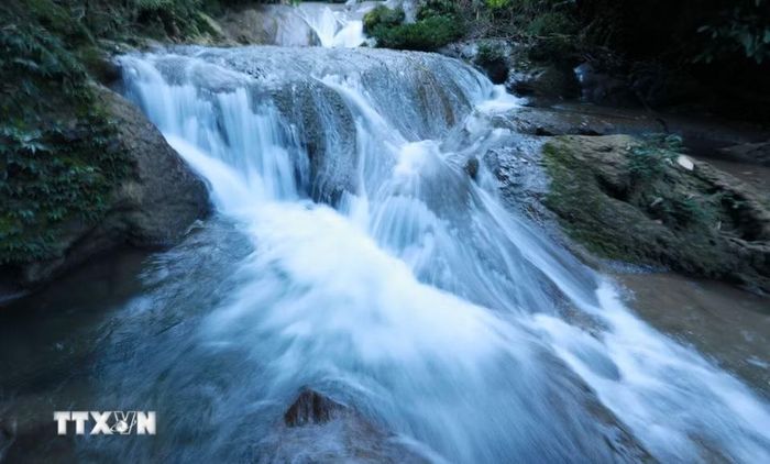 Dòng thác Nậm Lúc đổ từ trên cao xuống tạo thành dòng nước trắng xóa trải dài. (Ảnh: Quý Trung/TTXVN)