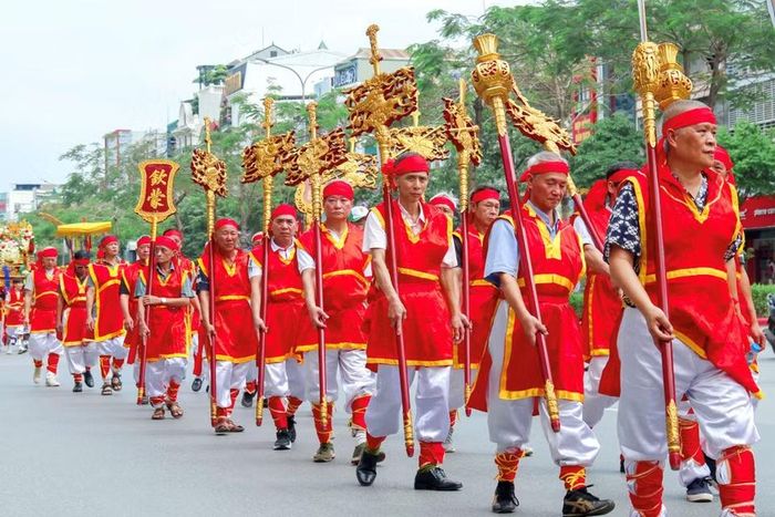 Đoàn rước di chuyển qua các tuyến phố Xã Đàn, Tôn Đức Thắng, Kim Hoa…, trong âm thanh chiêng trống rộn ràng, thu hút đông đảo người dân theo dõi. (Ảnh: Phương Thảo/Vietnam+)