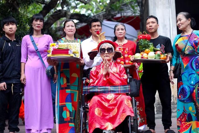 Đền Kim Liên nổi tiếng linh thiêng với câu nói “Hễ cầu tất ứng”. Người dân thường đến đây cầu bình an, sức khỏe, may mắn và công việc thuận lợi. (Ảnh: Phương Thảo/Vietnam+)