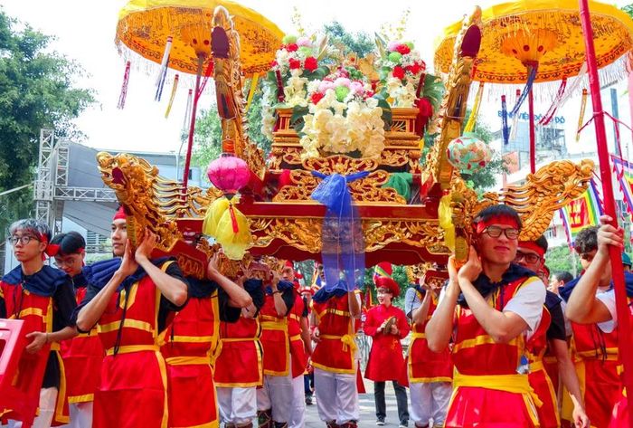 Nghi thức rước kiệu diễn ra trang trọng, thu hút đông đảo người dân và du khách tham gia. (Ảnh: Phương Thảo/Vietnam+)