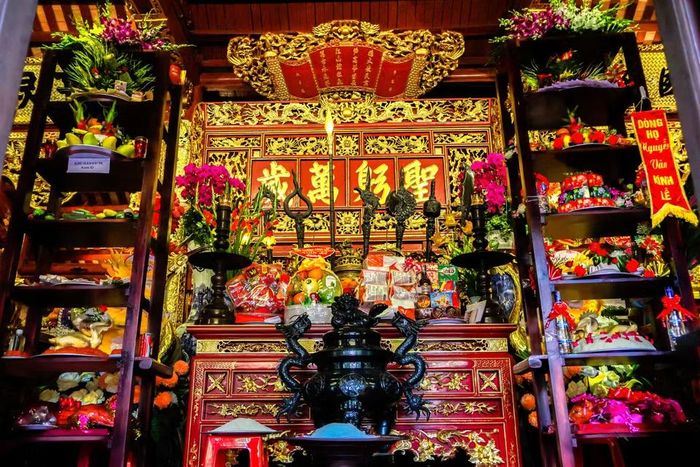 Điểm nhấn đặc biệt của lễ hội Đền Kim Liên năm nay là mâm cỗ 7 tầng. Đây là mâm cỗ đặc biệt được hai dòng họ trong làng tự tay chế biến công phu, xếp theo khuôn gỗ hình vuông bao quanh. (Ảnh: Phương Thảo/Vietnam+)