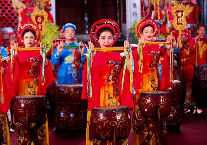 Bên cạnh phần lễ, phần hội cũng diễn ra sôi nổi với nhiều hoạt động văn hóa đặc sắc. Bắt đầu bằng tiết mục biểu diễn trống hội Thăng Long. (Ảnh: Phương Thảo/Vietnam+)
