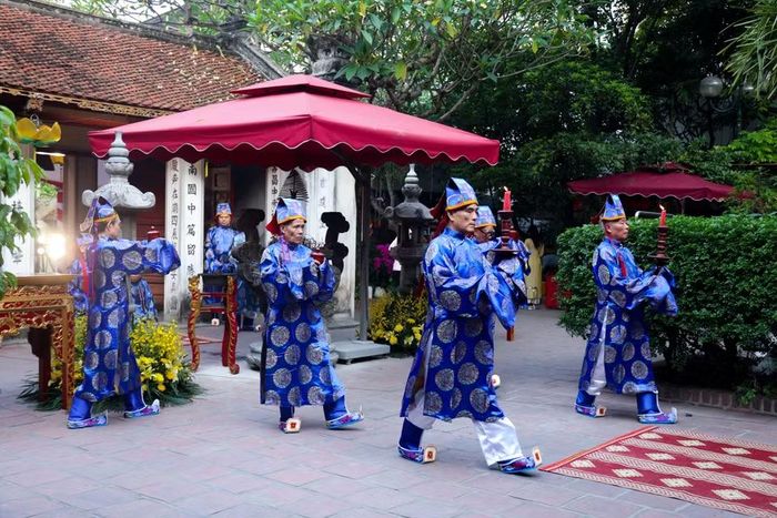 Sáng ngày 2/5/2026 (tức 16/3 âm lịch), Lễ hội truyền thống di tích Thăng Long tứ trấn Đền Kim Liên năm 2026 diễn ra trang nghiêm tại Di tích quốc gia đặc biệt thuộc phường Văn Miếu – Quốc Tử Giám (Hà Nội). Trong ngày chính hội, các nghi lễ truyền thống được tổ chức bài bản, gồm tế lễ, dâng hương, đọc chúc văn và nghi thức khai lễ bằng chiêng trống. (Ảnh: Phương Thảo/Vietnam+)