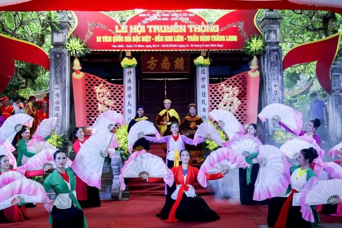 Màn trình diễn sử thi tái hiện Thần tích Cao Sơn Đại Vương. (Ảnh: Phương Thảo/Vietnam+)