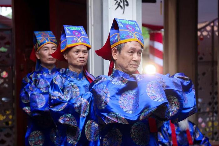 Từ 6h sáng, người làng đã làm lễ Tế ở chính điện. Các bậc bô lão trong đội tế nam của làng thành kính đứng trước sân đình tế cáo với Thượng Đẳng thần Cao Sơn Đại Vương. (Ảnh: Phương Thảo/Vietnam+)